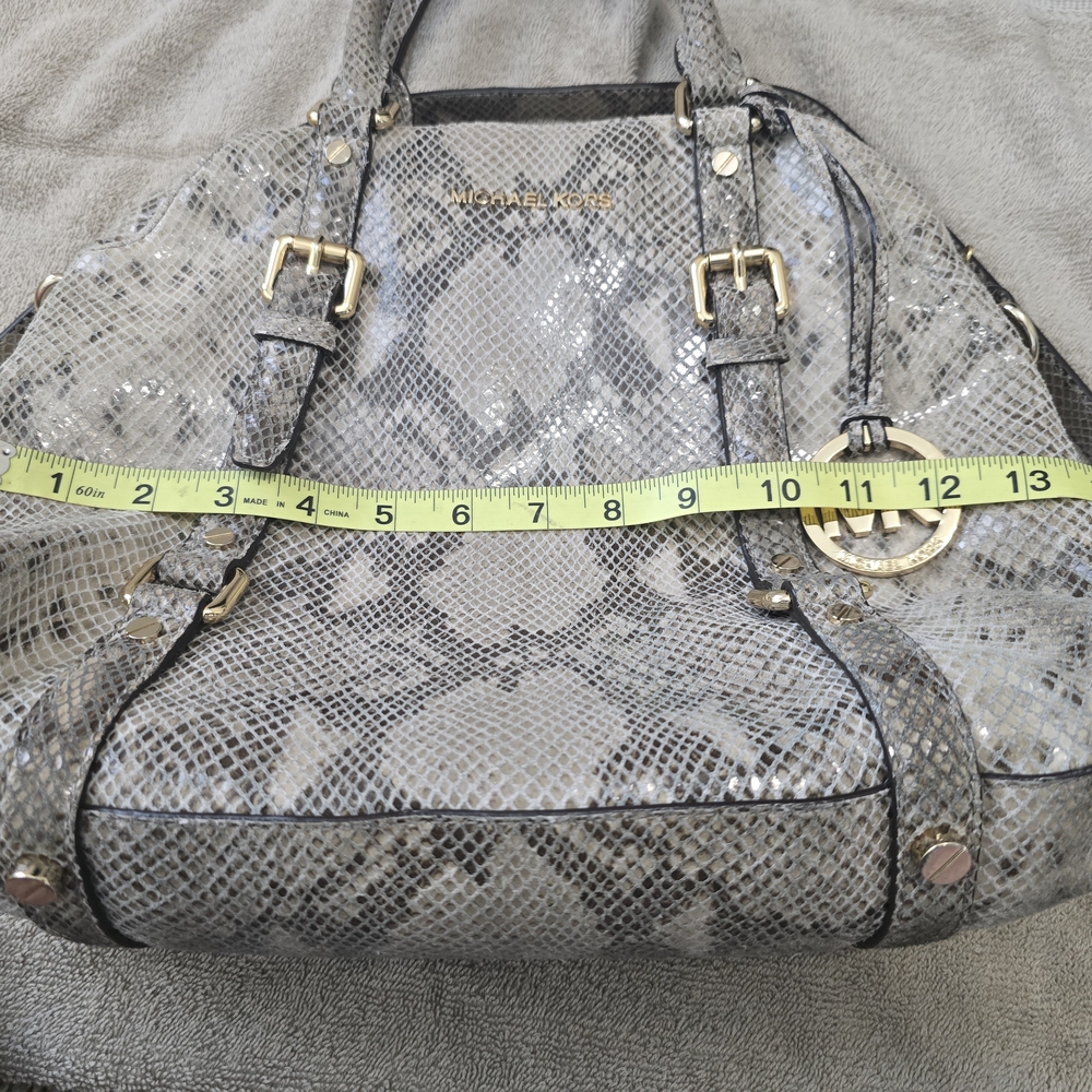 MICHAEL Michael Kors Gray Crossbody Bag with Elegant Snakeskin Print - Picture 10 of 11